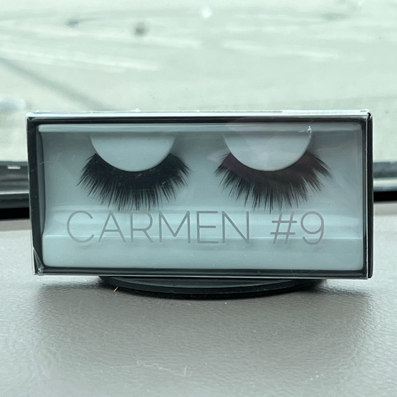 Huda Beauty Lashes - Picture 3 of 7